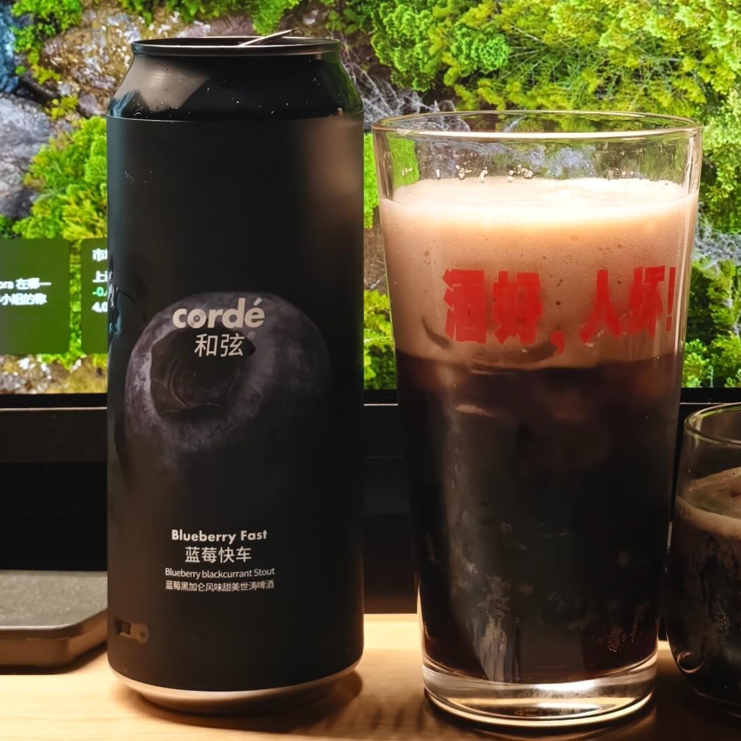 精酿啤酒与户外夜晚